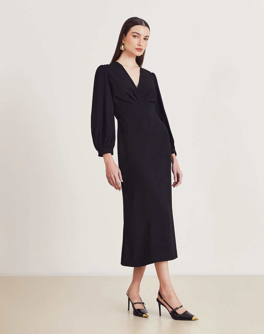O Vestido Midi Madison é confeccionado em crepe zara. É uma peça marcante e versátil, perfeita para eventos formais, jantares elegantes ou produções sofisticadas com um toque moderno.