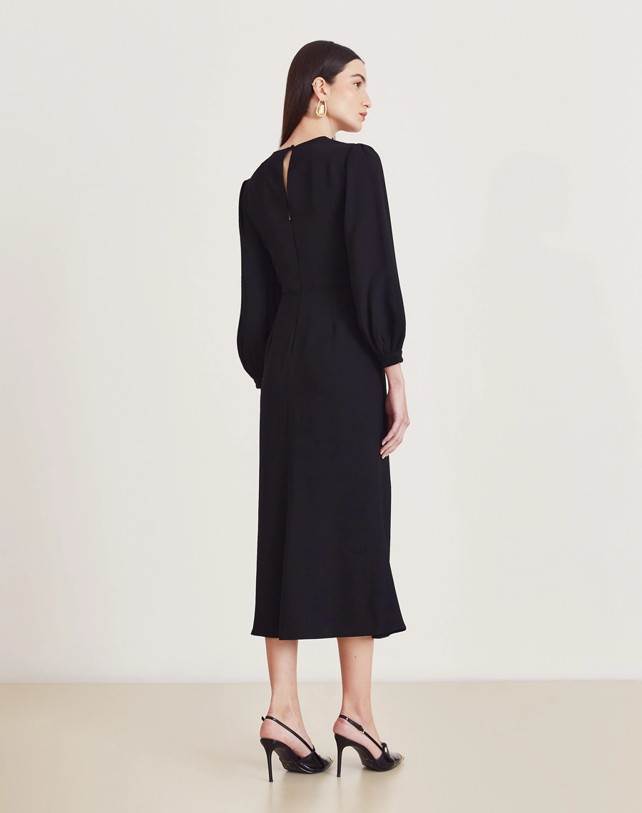 O Vestido Midi Madison é confeccionado em crepe zara. É uma peça marcante e versátil, perfeita para eventos formais, jantares elegantes ou produções sofisticadas com um toque moderno.
