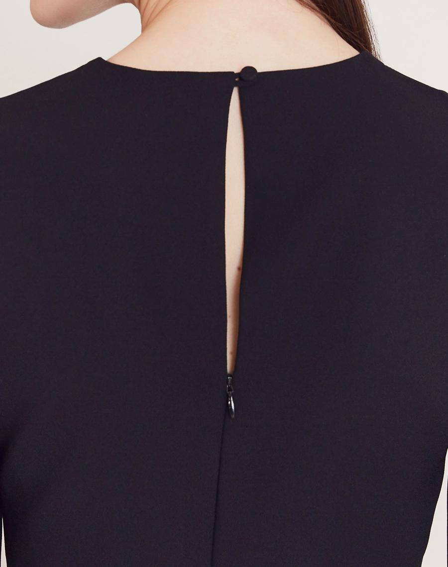 O Vestido Midi Madison é confeccionado em crepe zara. É uma peça marcante e versátil, perfeita para eventos formais, jantares elegantes ou produções sofisticadas com um toque moderno.