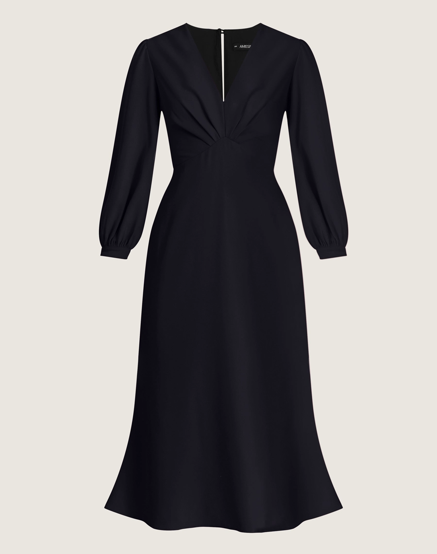 O Vestido Midi Madison é confeccionado em crepe zara. É uma peça marcante e versátil, perfeita para eventos formais, jantares elegantes ou produções sofisticadas com um toque moderno.