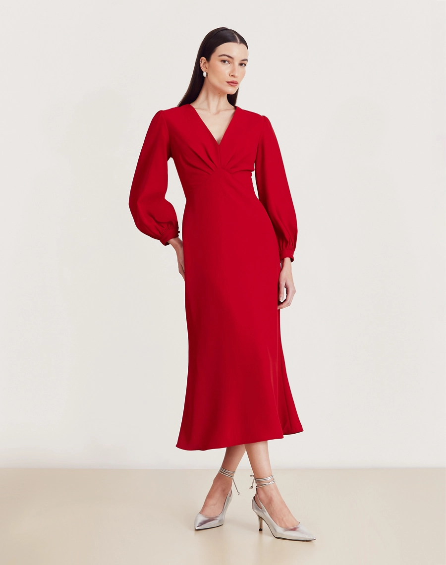 O Vestido Midi Madison é confeccionado em crepe zara. É uma peça marcante e versátil, perfeita para eventos formais, jantares elegantes ou produções sofisticadas com um toque moderno.