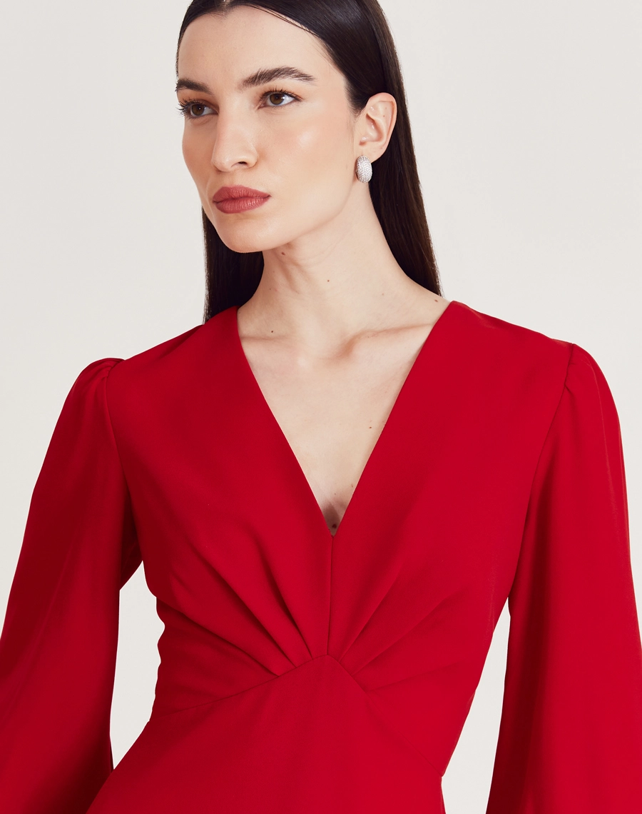 O Vestido Midi Madison é confeccionado em crepe zara. É uma peça marcante e versátil, perfeita para eventos formais, jantares elegantes ou produções sofisticadas com um toque moderno.