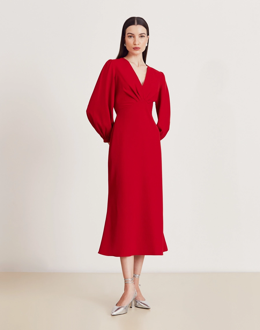 O Vestido Midi Madison é confeccionado em crepe zara. É uma peça marcante e versátil, perfeita para eventos formais, jantares elegantes ou produções sofisticadas com um toque moderno.