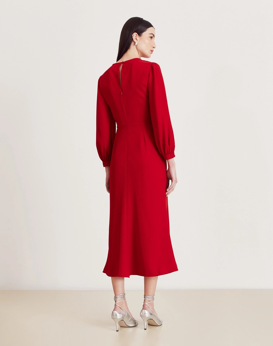 O Vestido Midi Madison é confeccionado em crepe zara. É uma peça marcante e versátil, perfeita para eventos formais, jantares elegantes ou produções sofisticadas com um toque moderno.