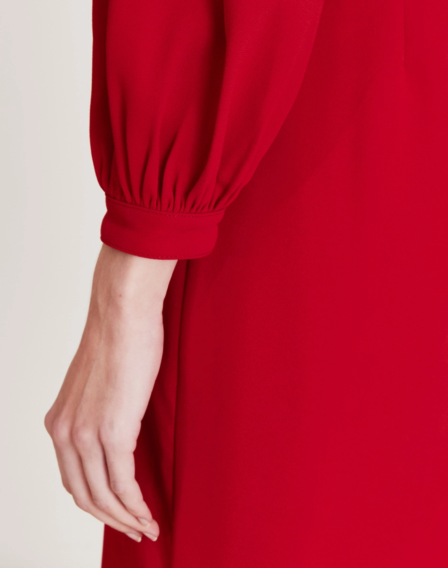 O Vestido Midi Madison é confeccionado em crepe zara. É uma peça marcante e versátil, perfeita para eventos formais, jantares elegantes ou produções sofisticadas com um toque moderno.