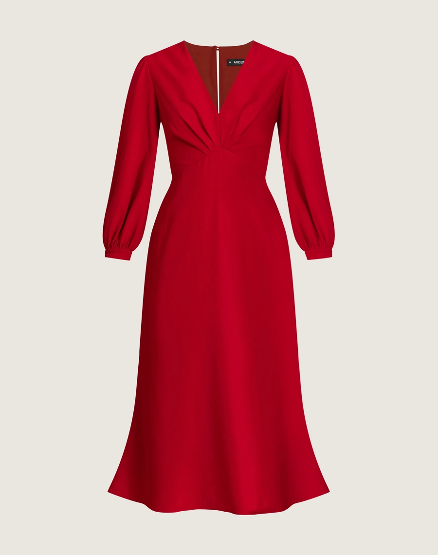 O Vestido Midi Madison é confeccionado em crepe zara. É uma peça marcante e versátil, perfeita para eventos formais, jantares elegantes ou produções sofisticadas com um toque moderno.
