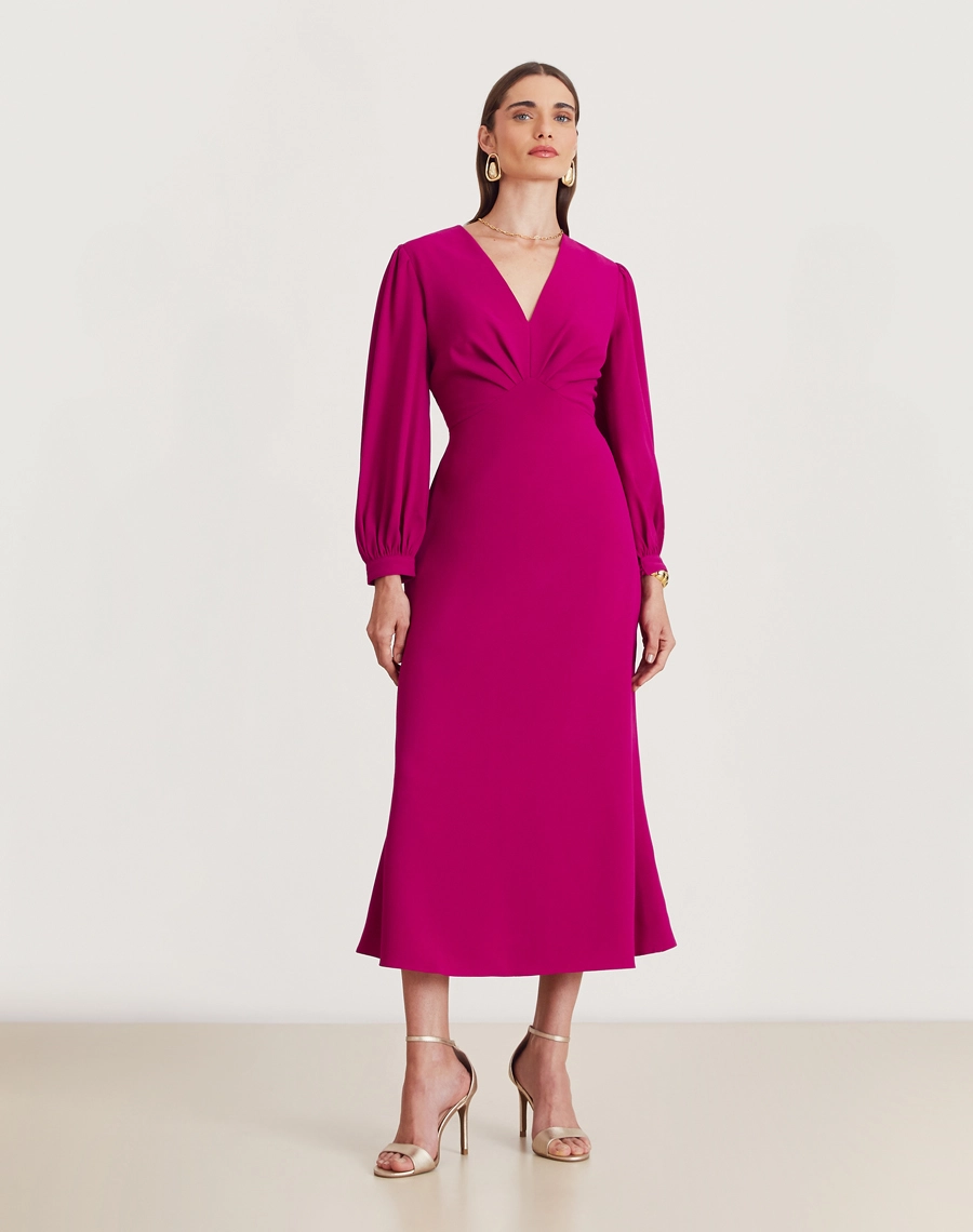 O Vestido Midi Madison é confeccionado em crepe zara. É uma peça marcante e versátil, perfeita para eventos formais, jantares elegantes ou produções sofisticadas com um toque moderno.