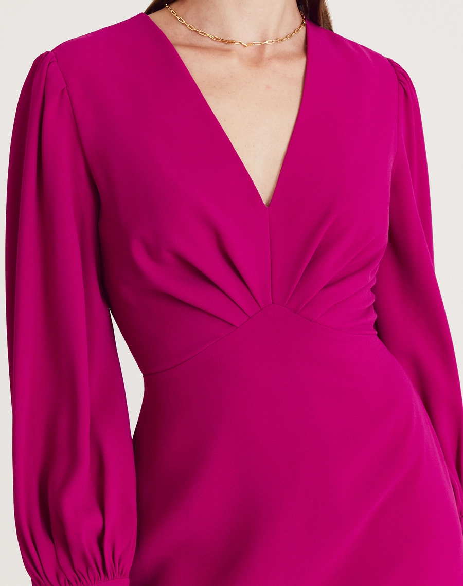 O Vestido Midi Madison é confeccionado em crepe zara. É uma peça marcante e versátil, perfeita para eventos formais, jantares elegantes ou produções sofisticadas com um toque moderno.