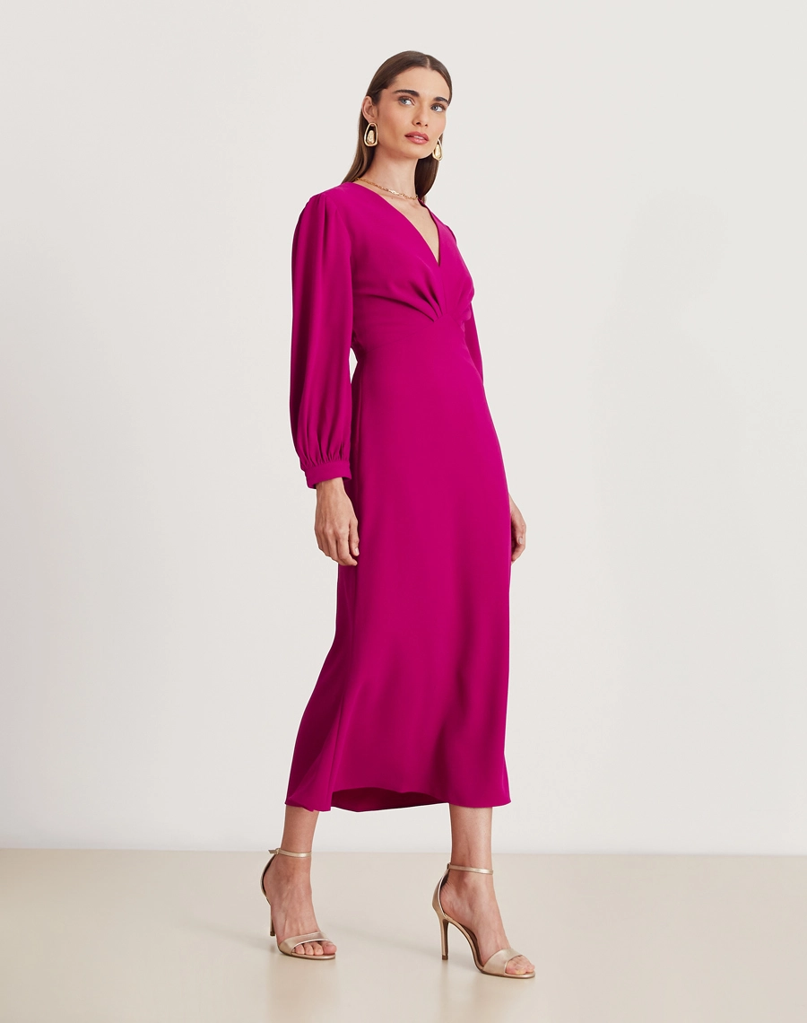 O Vestido Midi Madison é confeccionado em crepe zara. É uma peça marcante e versátil, perfeita para eventos formais, jantares elegantes ou produções sofisticadas com um toque moderno.