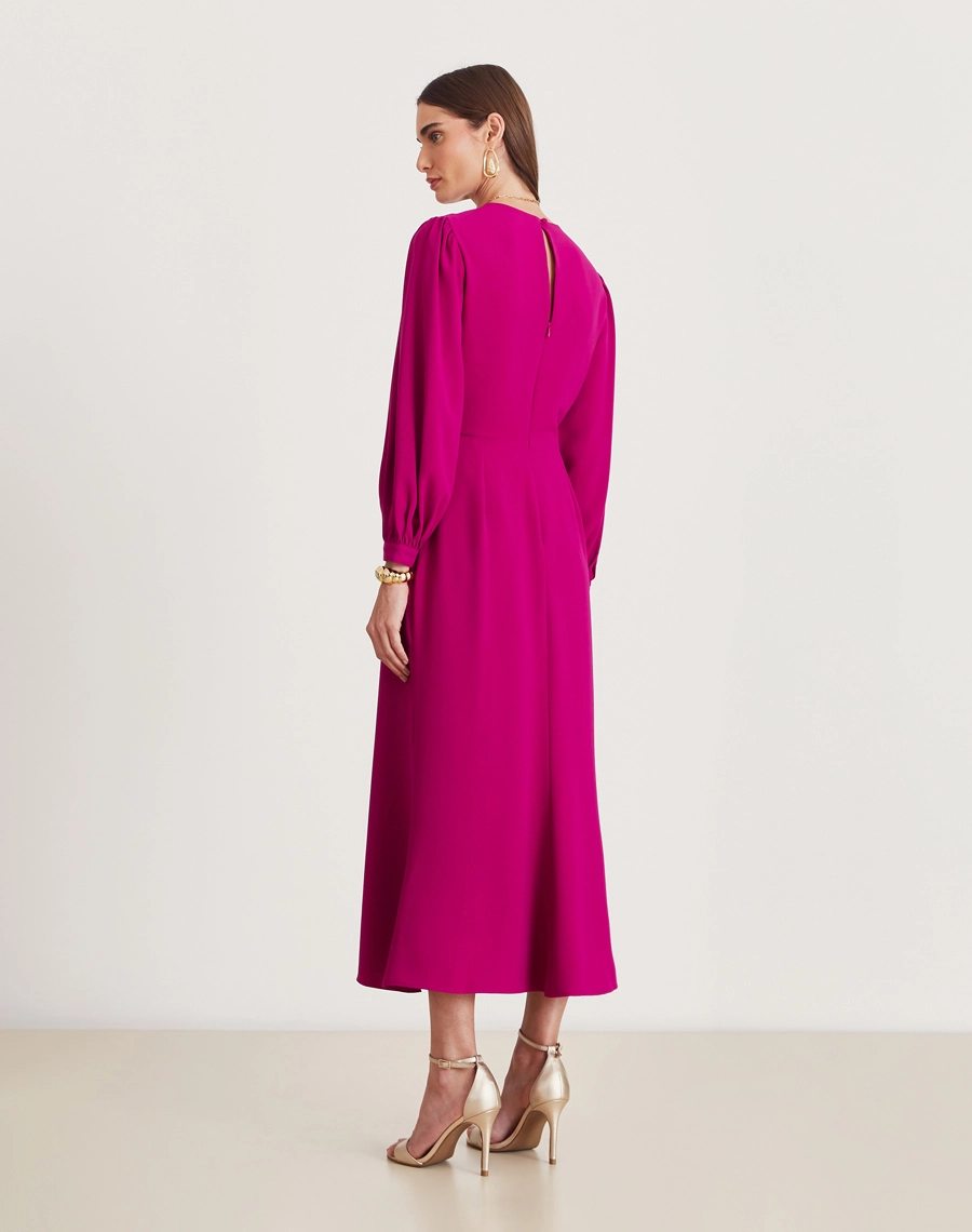 O Vestido Midi Madison é confeccionado em crepe zara. É uma peça marcante e versátil, perfeita para eventos formais, jantares elegantes ou produções sofisticadas com um toque moderno.