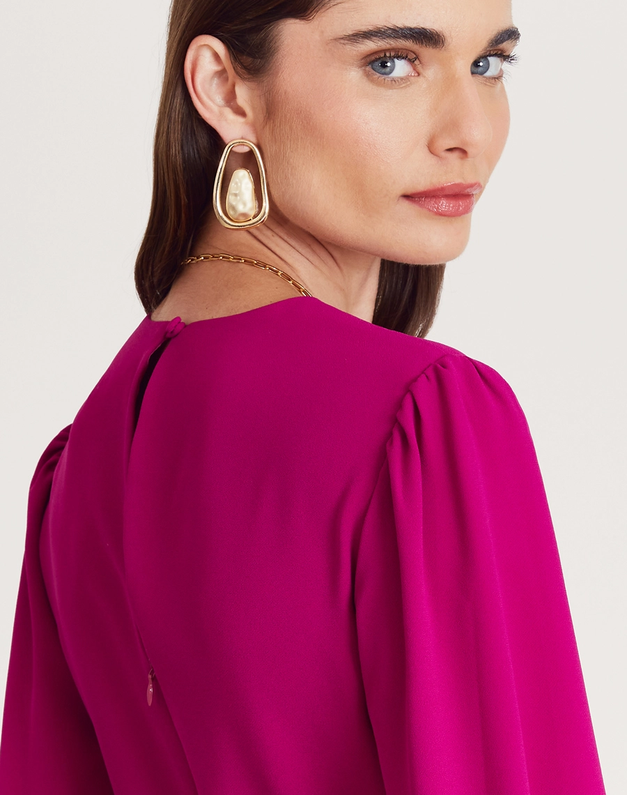 O Vestido Midi Madison é confeccionado em crepe zara. É uma peça marcante e versátil, perfeita para eventos formais, jantares elegantes ou produções sofisticadas com um toque moderno.