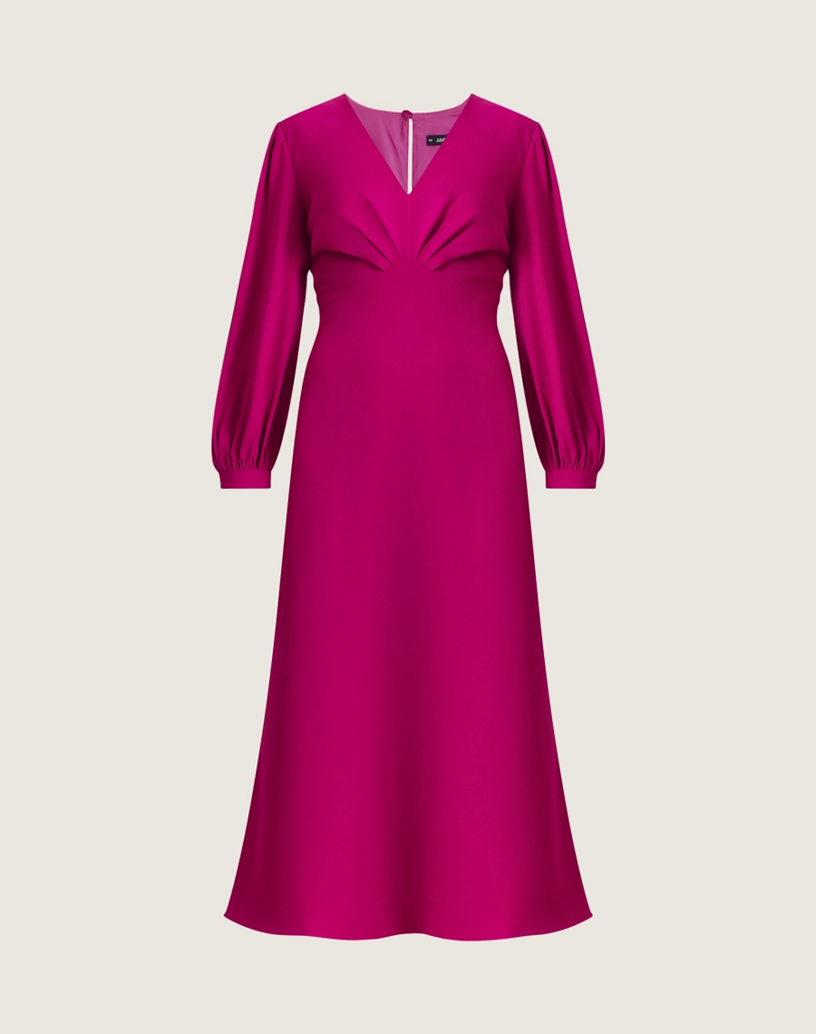 O Vestido Midi Madison é confeccionado em crepe zara. É uma peça marcante e versátil, perfeita para eventos formais, jantares elegantes ou produções sofisticadas com um toque moderno.