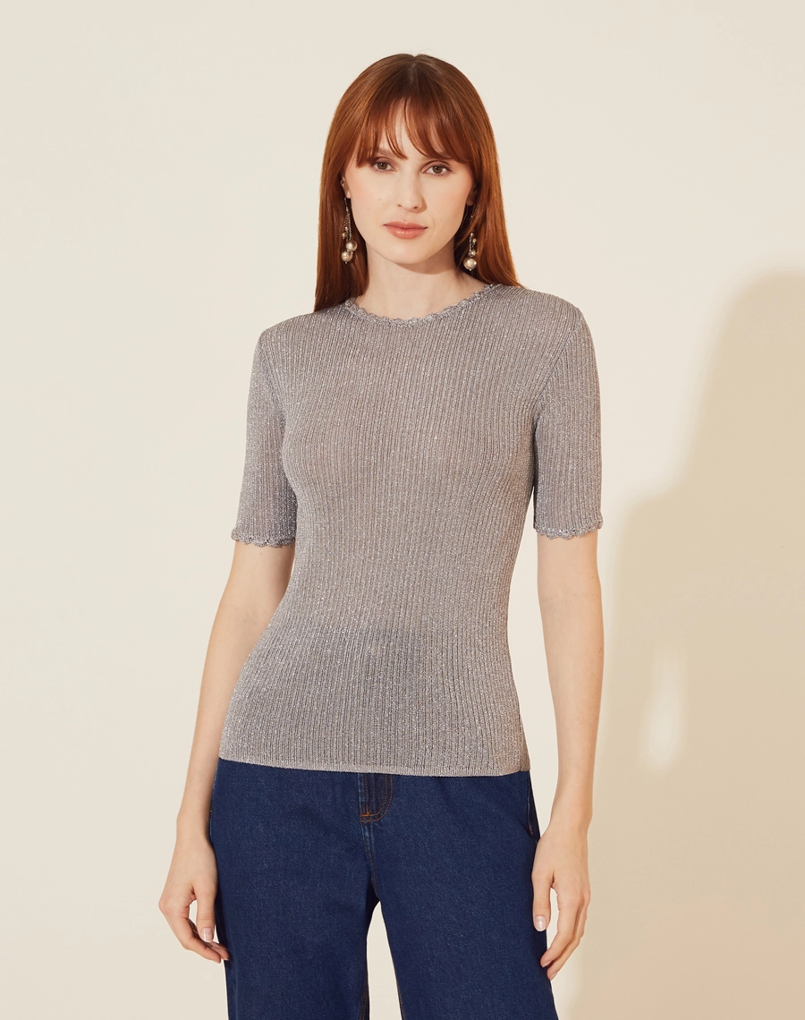 Blusa confeccionada em tecido misto metalizado, com toque fluido. 
Possui gola redonda e manga curta, possui detalhe de crochê no decote e nas mangas. 
Possui uma silhueta mais justa e elegante. 
A blusa metalizada é uma opção ideal para ser usado em uma noite mais sofisticada.