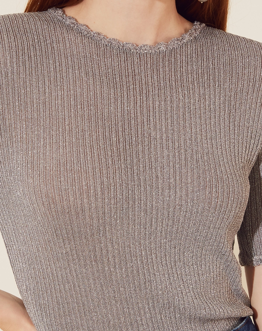 Blusa confeccionada em tecido misto metalizado, com toque fluido. 
Possui gola redonda e manga curta, possui detalhe de crochê no decote e nas mangas. 
Possui uma silhueta mais justa e elegante. 
A blusa metalizada é uma opção ideal para ser usado em uma noite mais sofisticada.