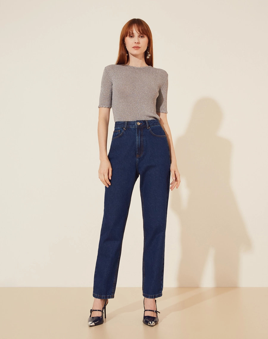 Blusa confeccionada em tecido misto metalizado, com toque fluido. 
Possui gola redonda e manga curta, possui detalhe de crochê no decote e nas mangas. 
Possui uma silhueta mais justa e elegante. 
A blusa metalizada é uma opção ideal para ser usado em uma noite mais sofisticada.