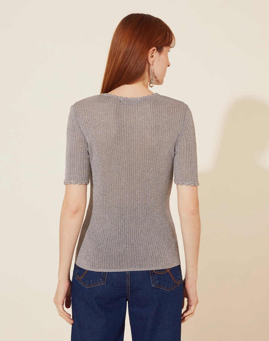 Blusa confeccionada em tecido misto metalizado, com toque fluido. 
Possui gola redonda e manga curta, possui detalhe de crochê no decote e nas mangas. 
Possui uma silhueta mais justa e elegante. 
A blusa metalizada é uma opção ideal para ser usado em uma noite mais sofisticada.