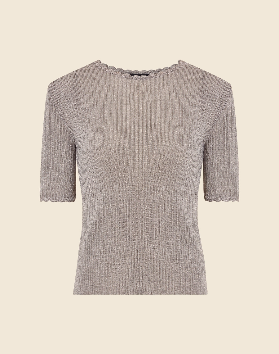 Blusa confeccionada em tecido misto metalizado, com toque fluido. 
Possui gola redonda e manga curta, possui detalhe de crochê no decote e nas mangas. 
Possui uma silhueta mais justa e elegante. 
A blusa metalizada é uma opção ideal para ser usado em uma noite mais sofisticada.
