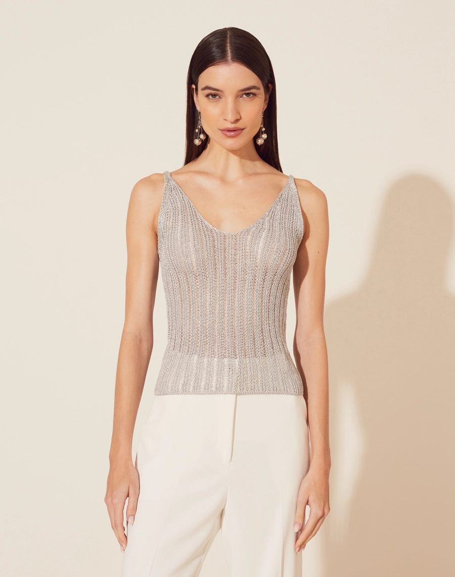 Regata Lurex com decote V em Tricot.  O brilho sutil do lurex, o decote elegante e o conforto excepcional tornam essa peça perfeita para qualquer ocasião.