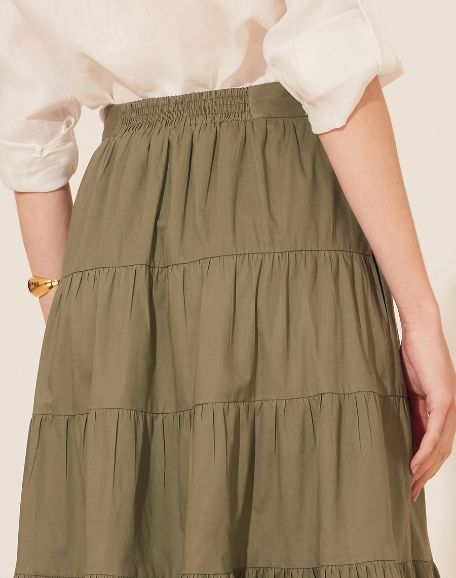 Saia Longa Leticia confeccionada em tricoline. <br/>
Possui comprimento longo, com babados.<br/>
Seu fechamento é por ziper invisivel lateral com elastico na cintura. <br/>