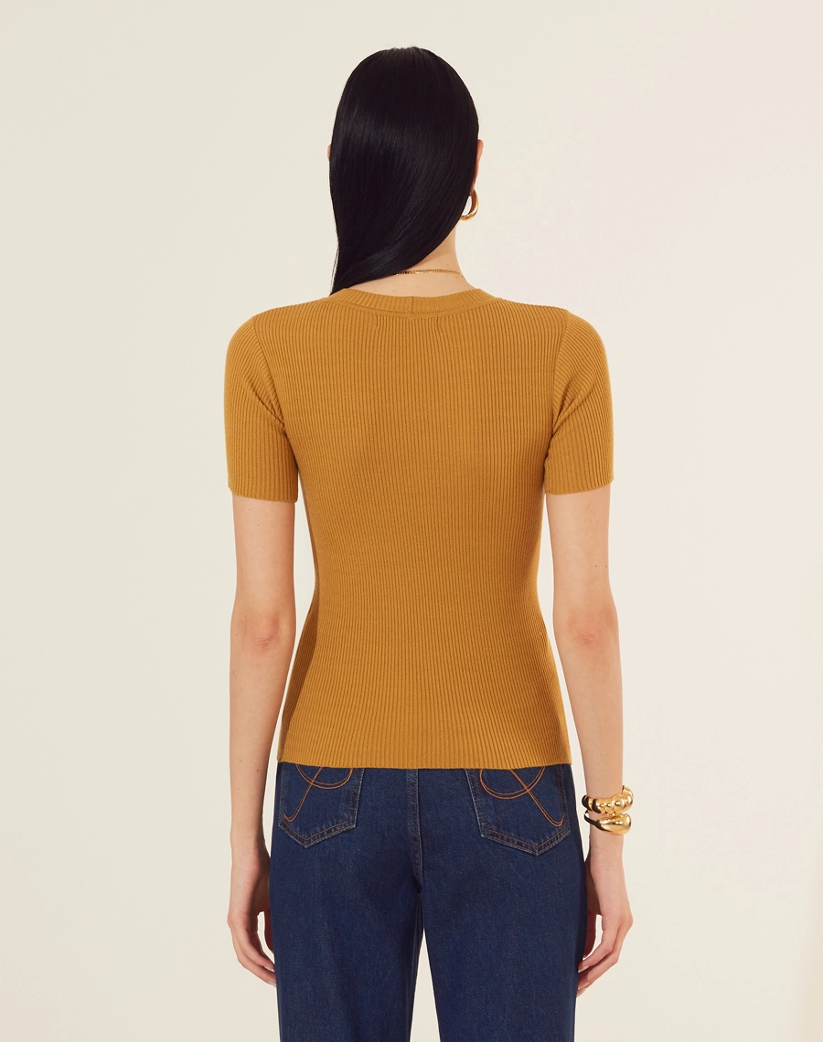 Blusa Tiana confeccionada em seda modal de viscose. Possui uma textura suave e sedosa, semelhante à seda tradicional, porém mais resistente. 