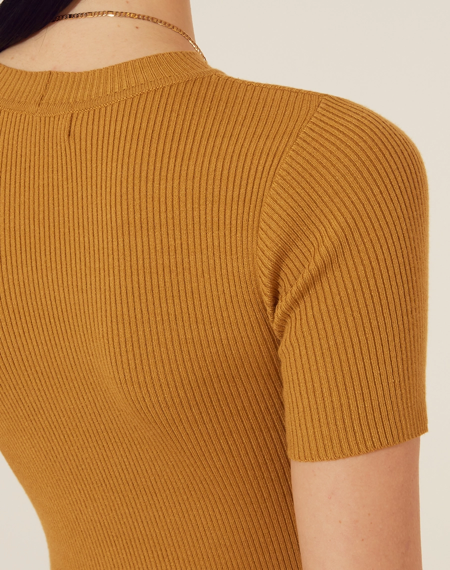 Blusa Tiana confeccionada em seda modal de viscose. Possui uma textura suave e sedosa, semelhante à seda tradicional, porém mais resistente. 