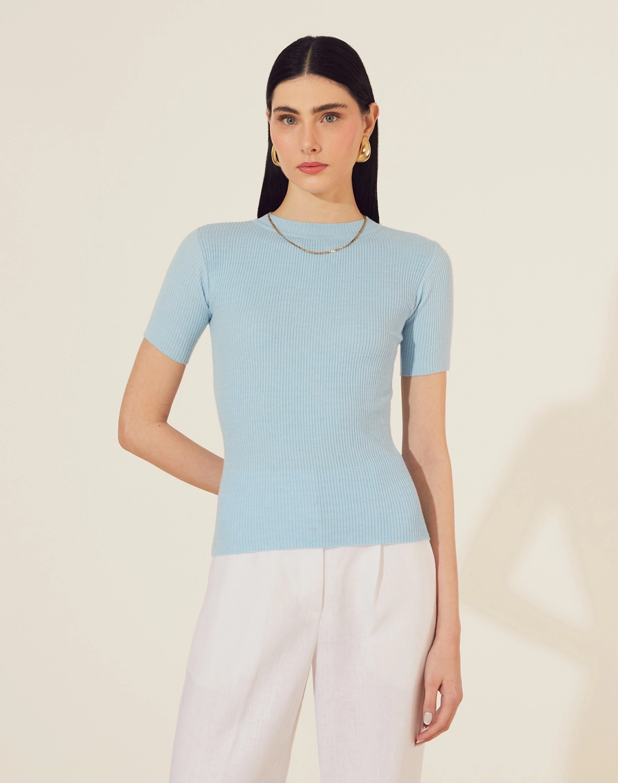 Blusa Tiana confeccionada em seda modal de viscose. Possui uma textura suave e sedosa, semelhante à seda tradicional, porém mais resistente. 