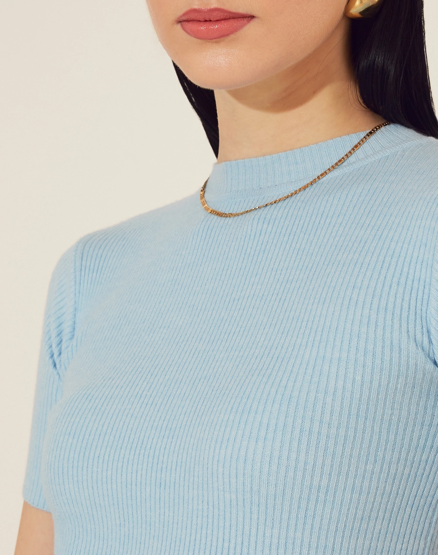 Blusa Tiana confeccionada em seda modal de viscose. Possui uma textura suave e sedosa, semelhante à seda tradicional, porém mais resistente. 