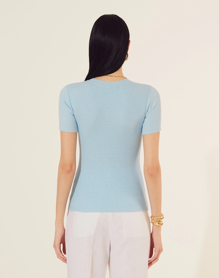 Blusa Tiana confeccionada em seda modal de viscose. Possui uma textura suave e sedosa, semelhante à seda tradicional, porém mais resistente. 
