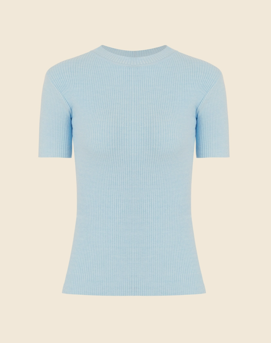 Blusa Tiana confeccionada em seda modal de viscose. Possui uma textura suave e sedosa, semelhante à seda tradicional, porém mais resistente. 