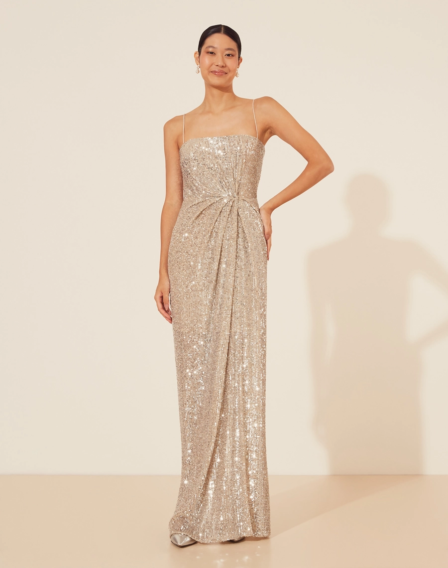 
Vestido Longo Cristal confeccionado em Paetê. <br>
Com decote quadrado, alças finas, silhueta acinturada e fenda posterior. <br>
Fechamento por zíper invisível nas costas. <br>
Possui forro.