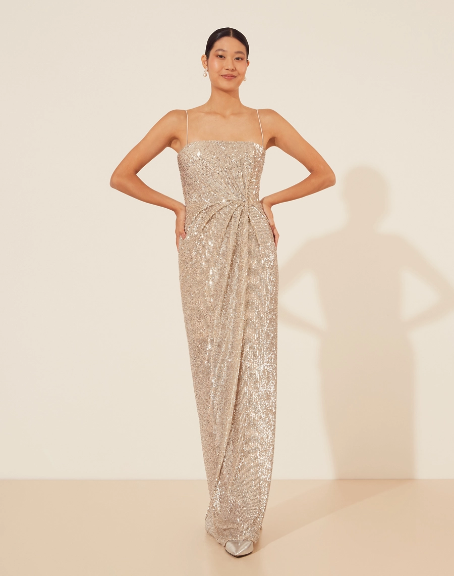 
Vestido Longo Cristal confeccionado em Paetê. <br>
Com decote quadrado, alças finas, silhueta acinturada e fenda posterior. <br>
Fechamento por zíper invisível nas costas. <br>
Possui forro.