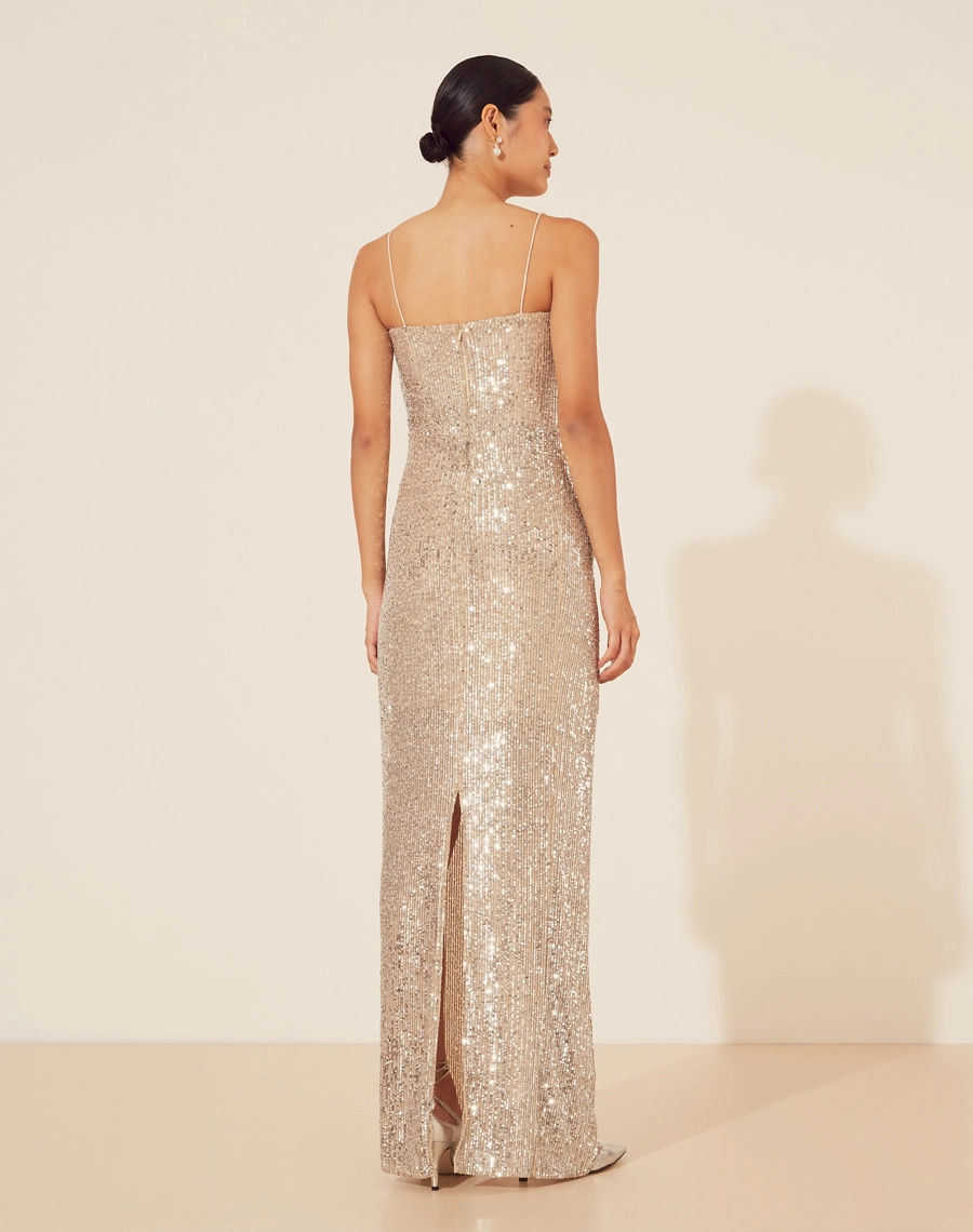 
Vestido Longo Cristal confeccionado em Paetê. <br>
Com decote quadrado, alças finas, silhueta acinturada e fenda posterior. <br>
Fechamento por zíper invisível nas costas. <br>
Possui forro.