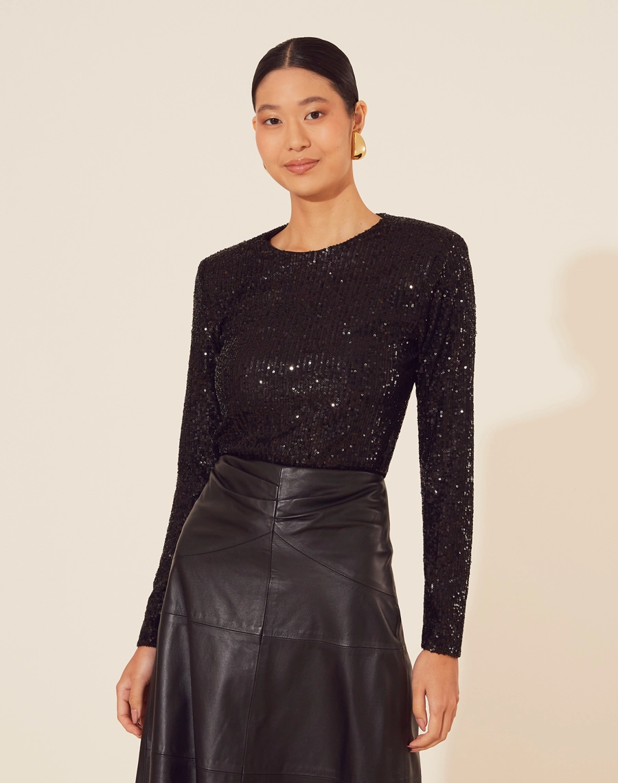 Blusa Cristal confeccionada em Paetê.<br/>
Possui gola redonda, mangas longas e modelagem justa ao corpo.<br/>
Com forro e seu fechamento é por botões de aselha. <br/>