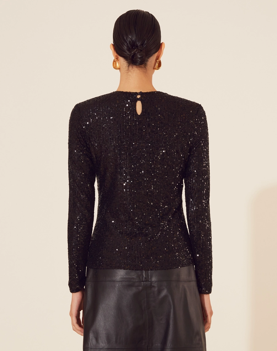 Blusa Cristal confeccionada em Paetê.<br/>
Possui gola redonda, mangas longas e modelagem justa ao corpo.<br/>
Com forro e seu fechamento é por botões de aselha. <br/>