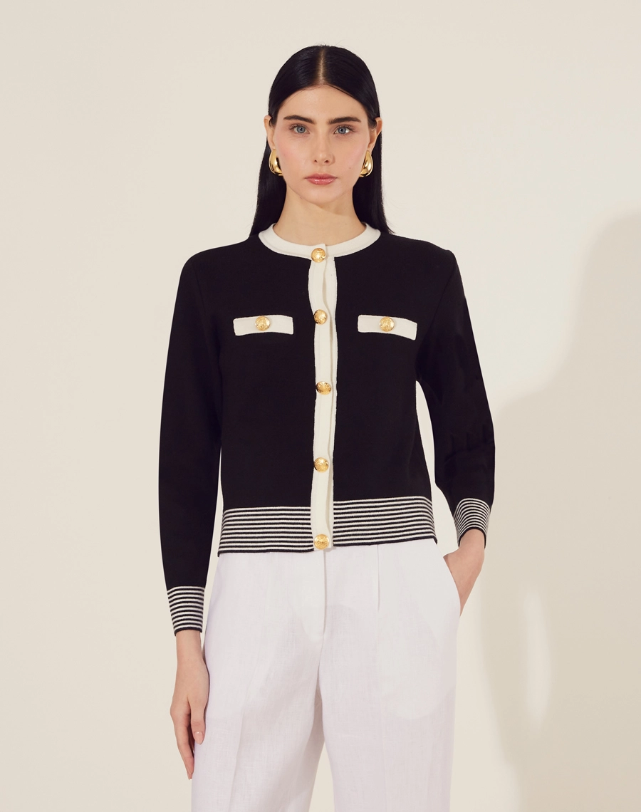 Cardigan Melissa confeccionado em tricô misto, tecido de toque macio. <br/> Possui gola redonda e mangas longas. <br/> Com bolsos frontais decorativos quadrados com botões em dourado. <br/> Seu fechamento é frontal por botão de pressão. <br/>