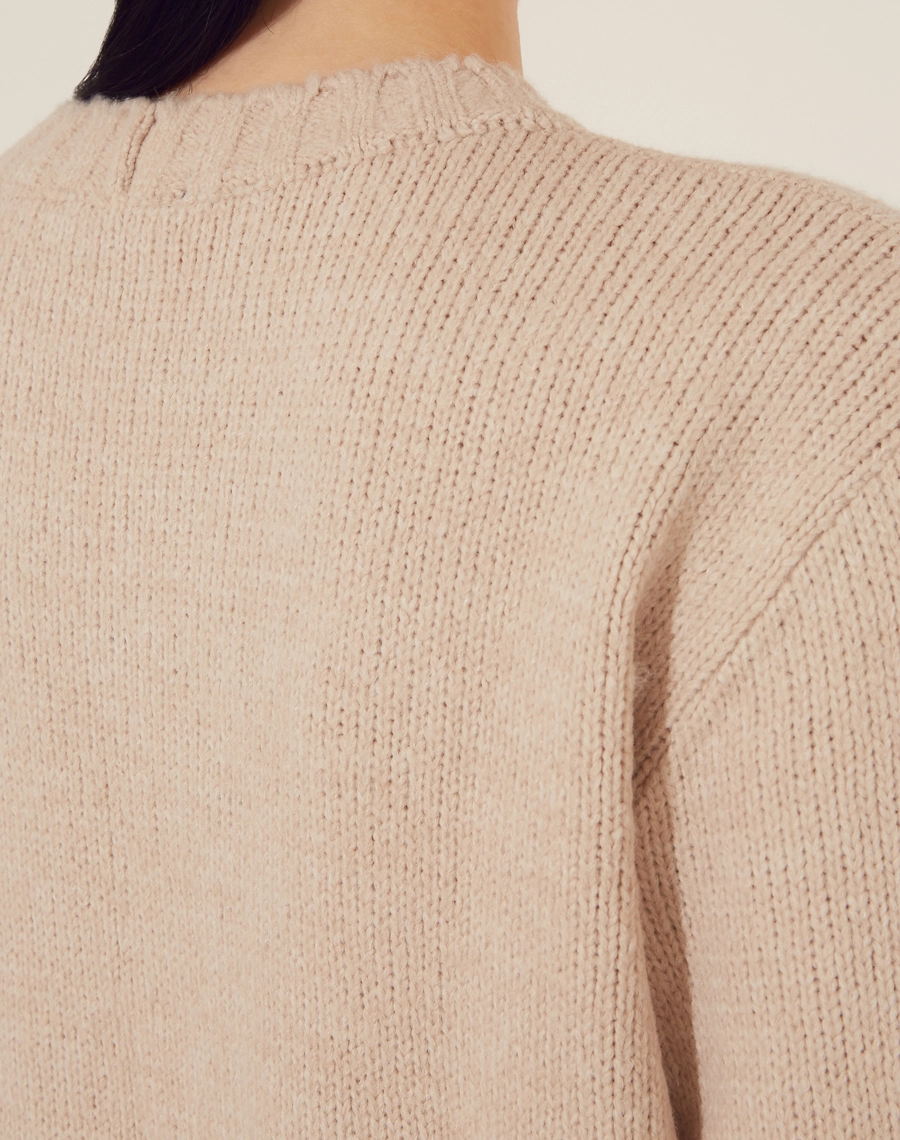 Suéter Sabrine em Tricot com toque macio levemente texturizado.
Seu decote é redondo, mangas longas e acabamento canelado nos punhos e na barra.<br/>