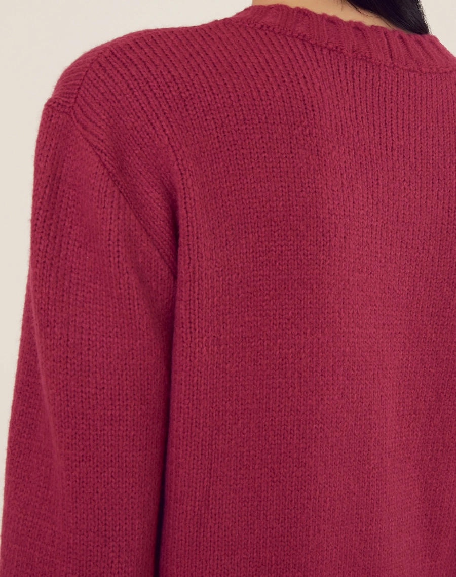 Suéter Sabrine em Tricot com toque macio levemente texturizado.
Seu decote é redondo, mangas longas e acabamento canelado nos punhos e na barra.<br/>