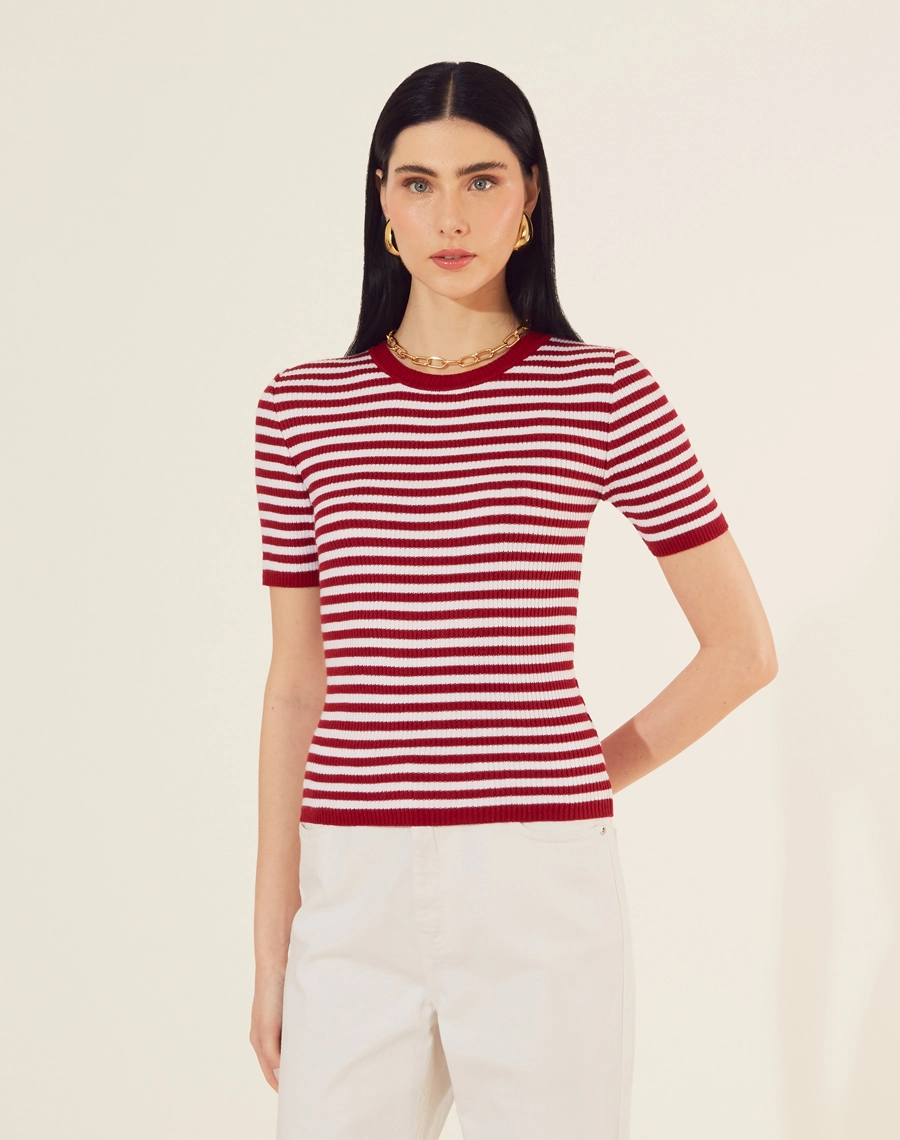 Blusa Zahara confeccionada em Power Bright, essa blusa de mangas curtas apresenta listras horizontais. <br/>
O design ajustado e o tecido de alta qualidade garantem conforto e estilo. <br/>
Ideal para composições versáteis e modernas.<br/>