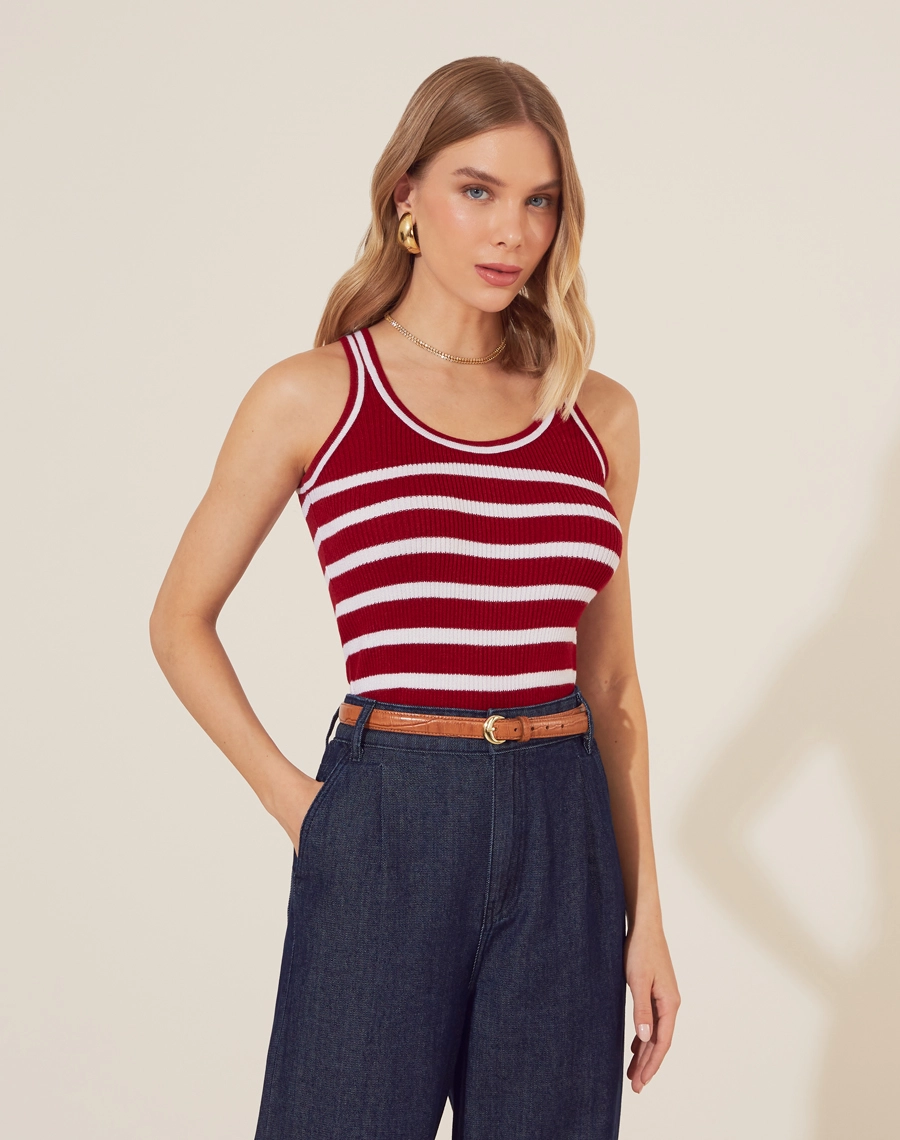 Regata Zahara em Tricot combina estilo e conforto em uma peça versátil. <br/>
Com listras clássicas, ela é ideal para composições casuais e sofisticadas. <br/>
O tecido de tricot garante um caimento ajustado, valorizando a silhueta, enquanto o design sem mangas oferece frescor para os dias mais quentes.<br/>