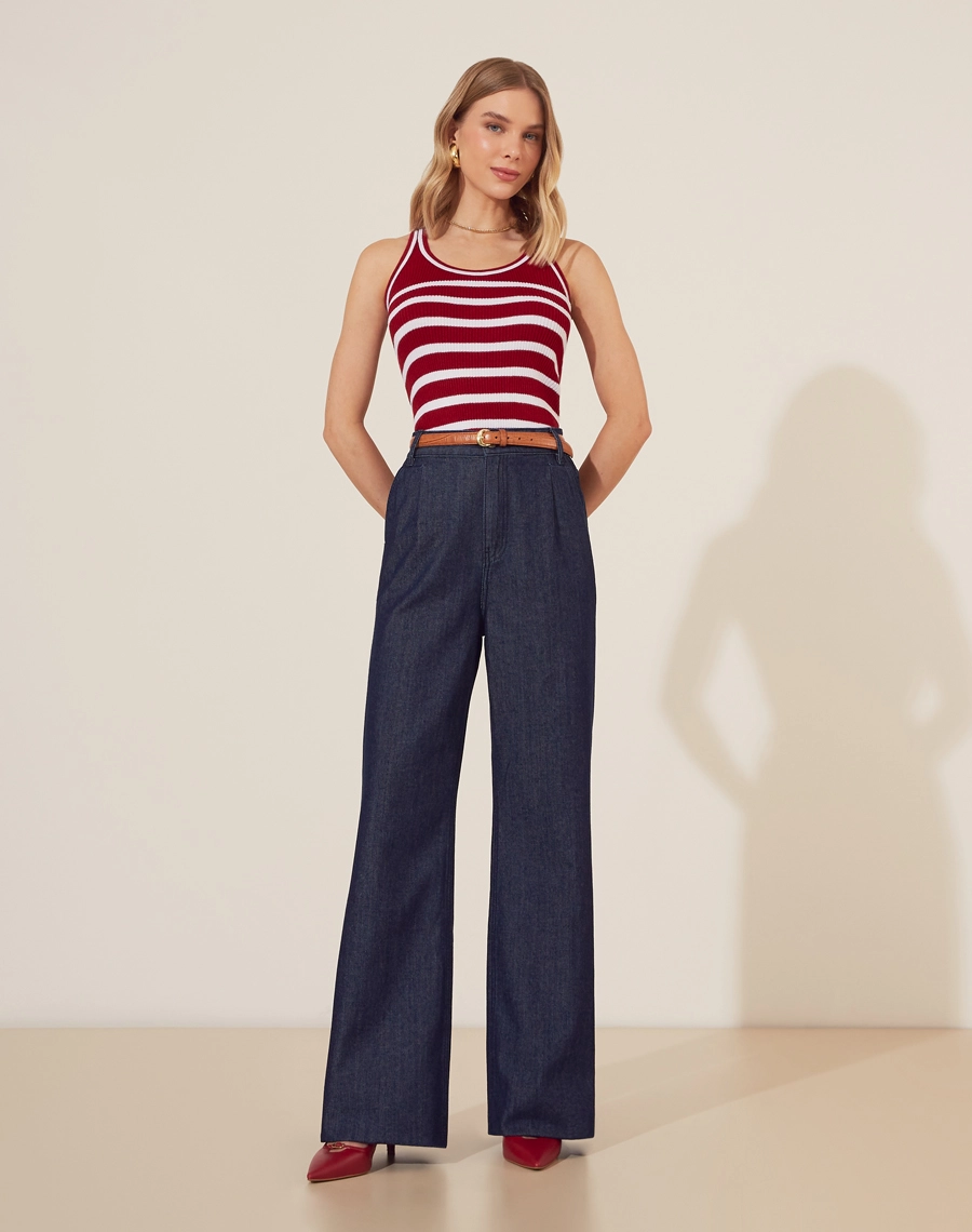 Regata Zahara em Tricot combina estilo e conforto em uma peça versátil. <br/>
Com listras clássicas, ela é ideal para composições casuais e sofisticadas. <br/>
O tecido de tricot garante um caimento ajustado, valorizando a silhueta, enquanto o design sem mangas oferece frescor para os dias mais quentes.<br/>