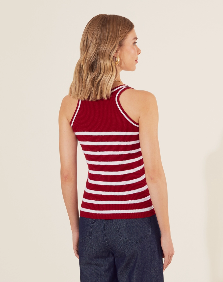 Regata Zahara em Tricot combina estilo e conforto em uma peça versátil. <br/>
Com listras clássicas, ela é ideal para composições casuais e sofisticadas. <br/>
O tecido de tricot garante um caimento ajustado, valorizando a silhueta, enquanto o design sem mangas oferece frescor para os dias mais quentes.<br/>