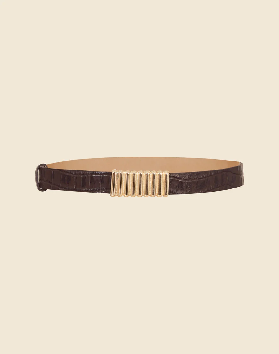 Cinto Kendal é um acessório marcante e sofisticado, confeccionado em couro com textura croco, que adiciona um toque de elegância contemporânea a qualquer produção.<br/>
O detalhe em metal dourado no centro oferece um contraste moderno e luxuoso, tornando-o o complemento perfeito para peças de cintura alta.<br/> 
Com um design ajustável, o cinto realça a silhueta com estilo e sofisticação. Ideal para quem busca um acessório diferenciado e atemporal, capaz de elevar tanto looks casuais quanto mais formais.<br/>