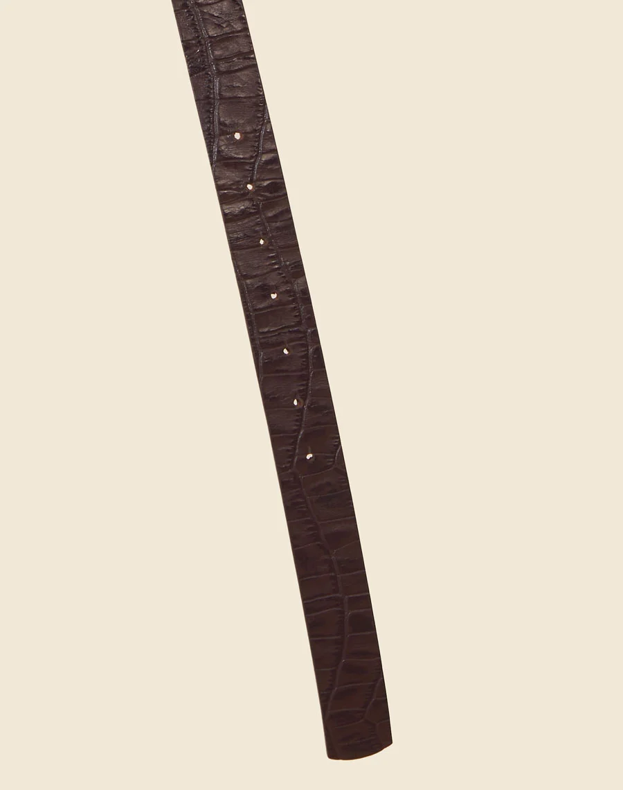 Cinto Kendal é um acessório marcante e sofisticado, confeccionado em couro com textura croco, que adiciona um toque de elegância contemporânea a qualquer produção.<br/>
O detalhe em metal dourado no centro oferece um contraste moderno e luxuoso, tornando-o o complemento perfeito para peças de cintura alta.<br/> 
Com um design ajustável, o cinto realça a silhueta com estilo e sofisticação. Ideal para quem busca um acessório diferenciado e atemporal, capaz de elevar tanto looks casuais quanto mais formais.<br/>