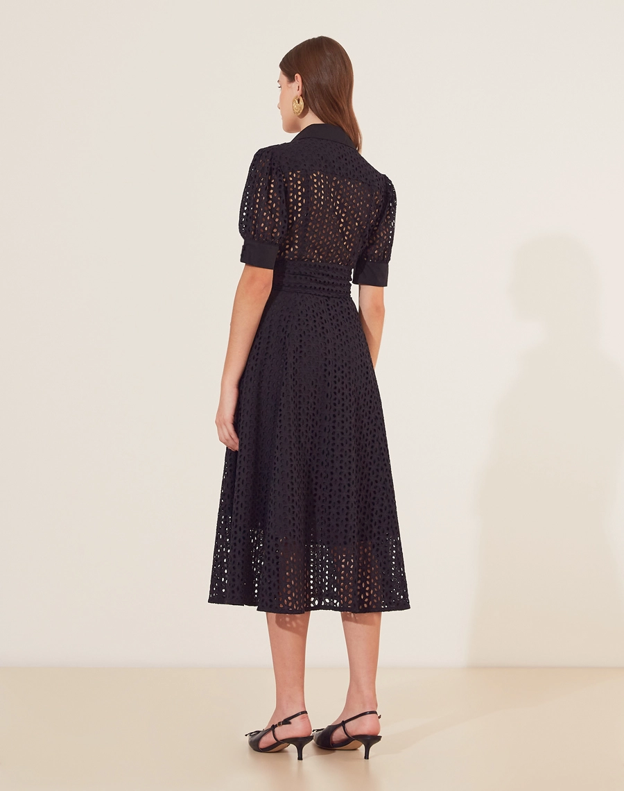 Chemise Tahiti confeccionada em laise, um tecido leve e versátil, indispensável em dias quentes. O look é ideal para o dia a dia. <br/>