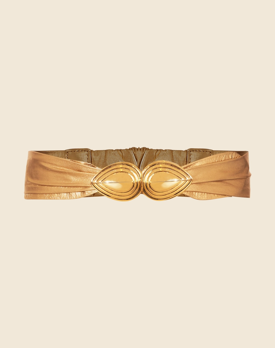 Cinto Bossa confeccionado em couro de alta qualidade, este cinto possui uma fivela dourada em formato de gota. Para combinar com vestidos, calças ou saias, ele é um acessório versátil e indispensável no guarda-roupa feminino.