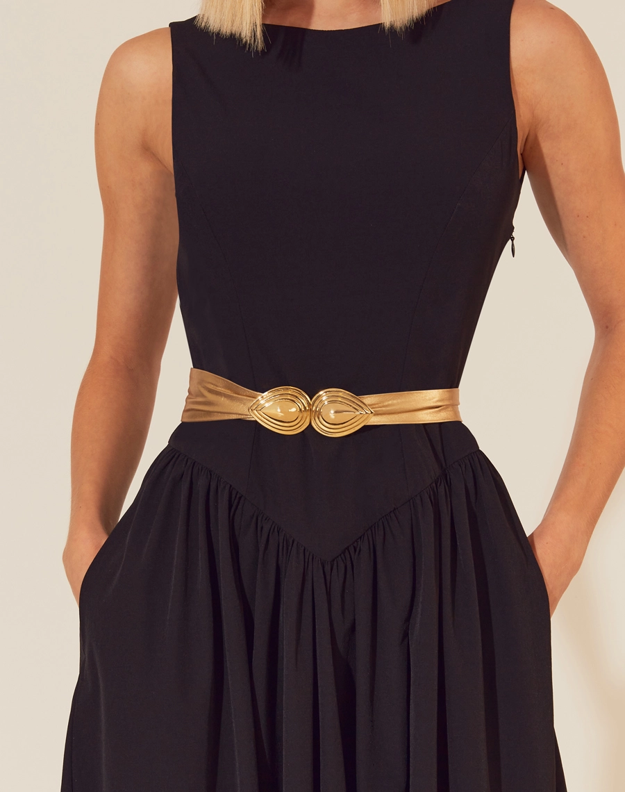 Cinto Bossa confeccionado em couro de alta qualidade, este cinto possui uma fivela dourada em formato de gota. Para combinar com vestidos, calças ou saias, ele é um acessório versátil e indispensável no guarda-roupa feminino.