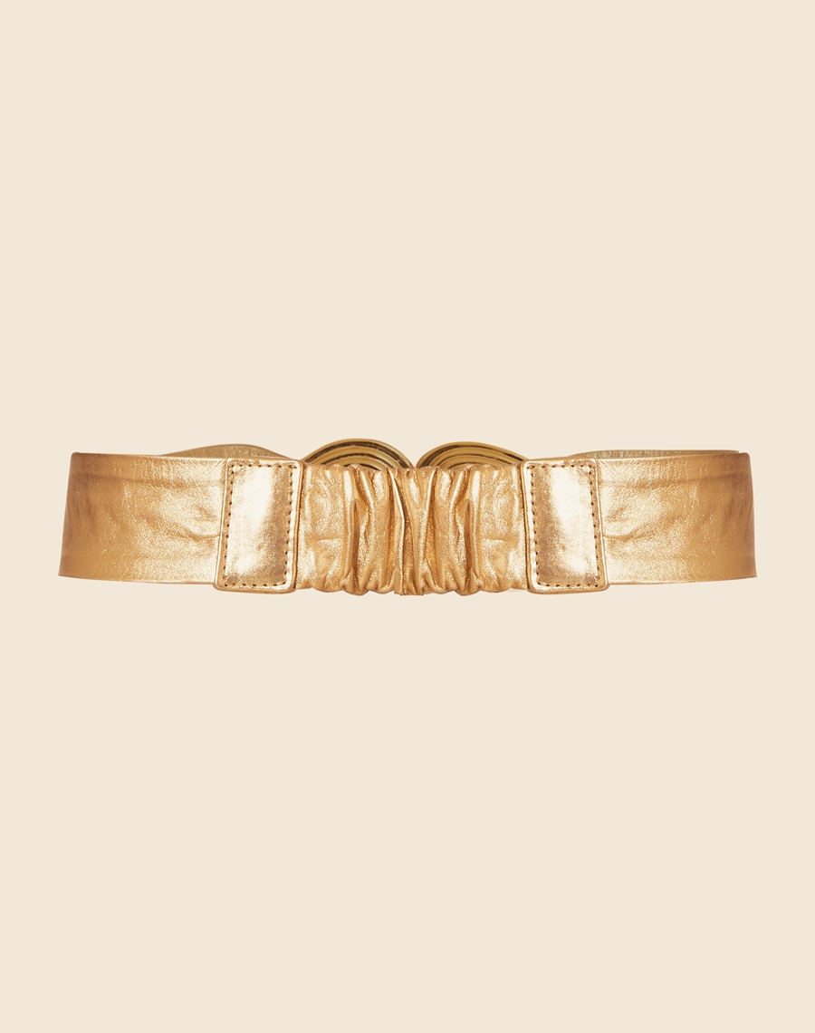 Cinto Bossa confeccionado em couro de alta qualidade, este cinto possui uma fivela dourada em formato de gota. Para combinar com vestidos, calças ou saias, ele é um acessório versátil e indispensável no guarda-roupa feminino.