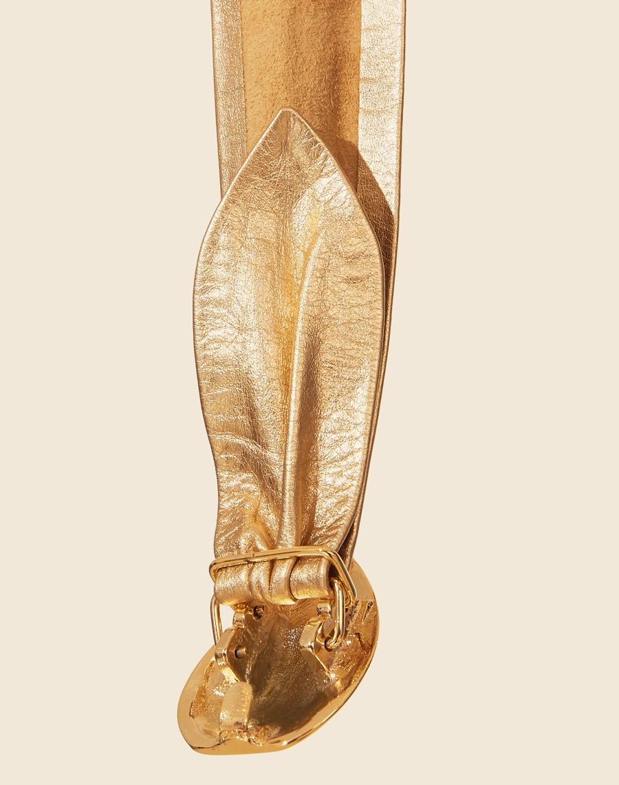 Cinto Bossa confeccionado em couro de alta qualidade, este cinto possui uma fivela dourada em formato de gota. Para combinar com vestidos, calças ou saias, ele é um acessório versátil e indispensável no guarda-roupa feminino.