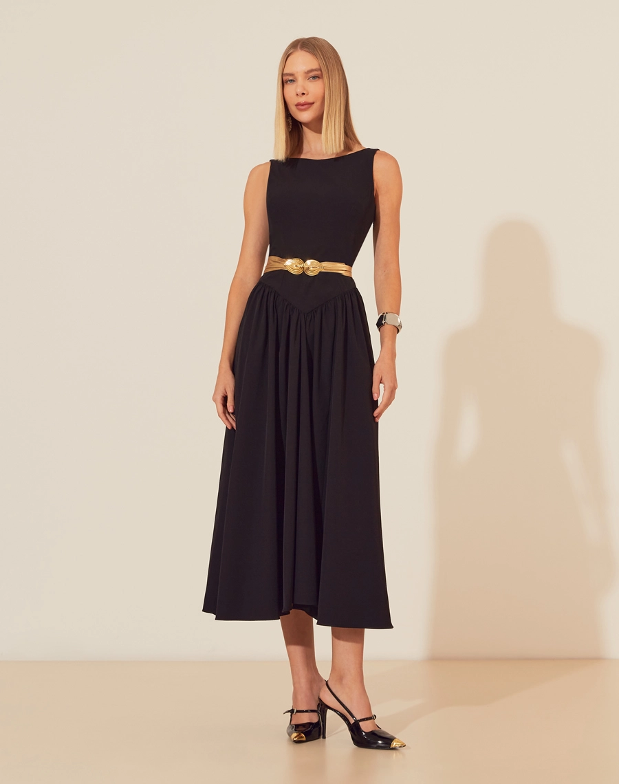 Cinto Bossa confeccionado em couro de alta qualidade, este cinto possui uma fivela dourada em formato de gota. Para combinar com vestidos, calças ou saias, ele é um acessório versátil e indispensável no guarda-roupa feminino.