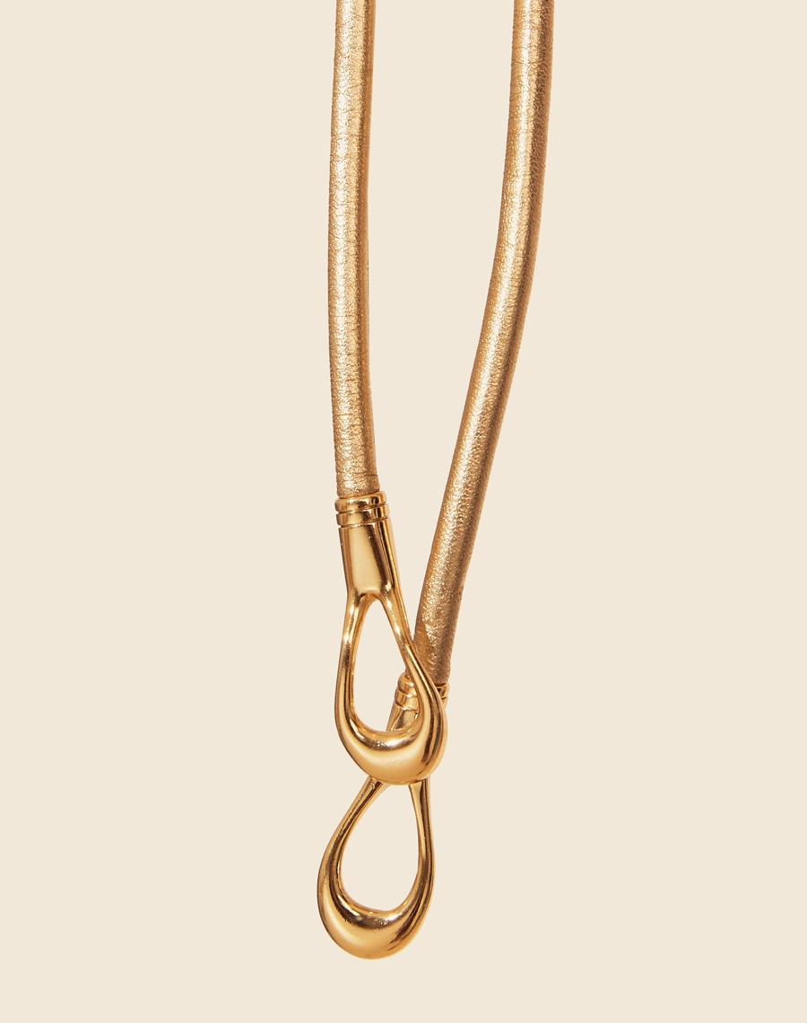 Cinto Infinito é uma peça sofisticada e minimalista, confeccionada em couro de alta qualidade. Ideal para complementar vestidos, saias e calças de cintura alta.